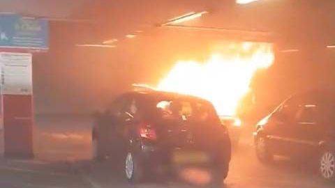 El auto quedó destrozado.