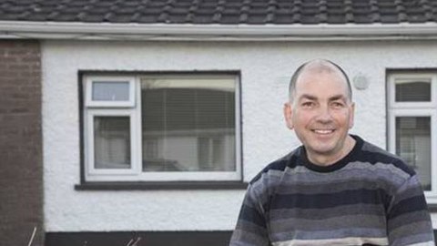 Un ex soldado regala su casa a una familia que la necesitaba.