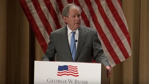 Bush dio la "bienvenida" a 48 personas que acaban de obtener la ciudadanía estadounidense.