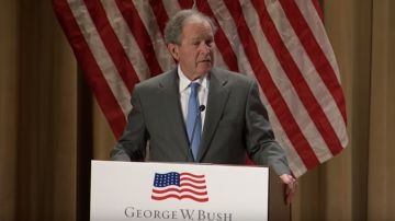 Bush dio la "bienvenida" a 48 personas que acaban de obtener la ciudadanía estadounidense.