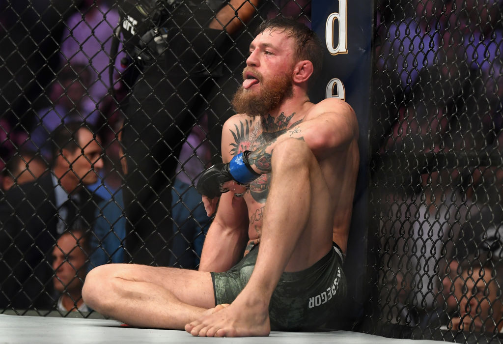 Sem previsão para retornar, McGregor aparece fumando ao lado de