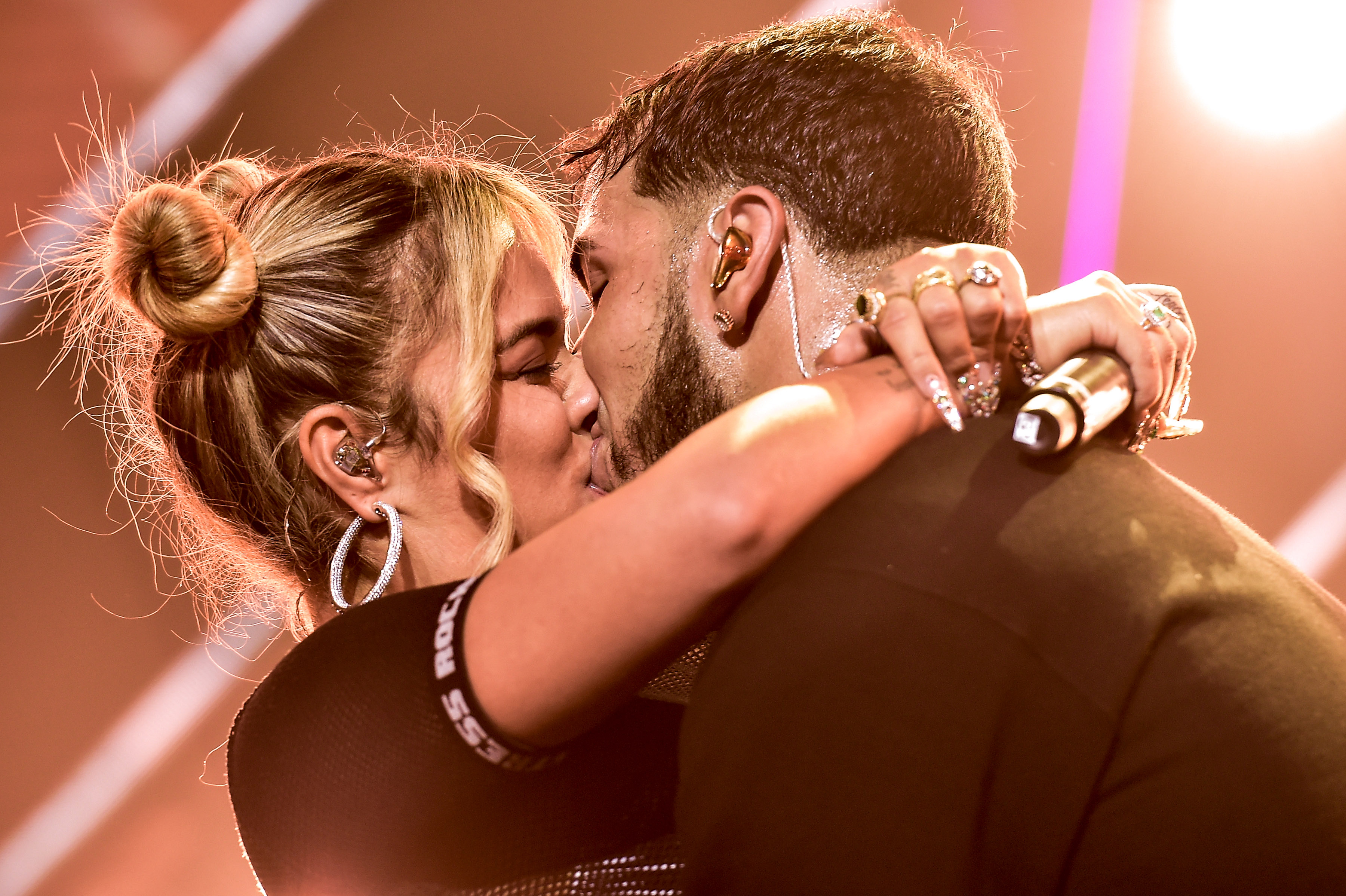 Vídeo: Anuel AA y su bebecita, Karol G, se comprometen y se van a casar -  La Opinión