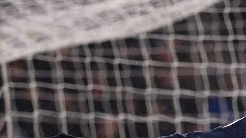 El padre de Neymar afirma que ya está negociando una renovación con el Paris Saint-Germain.