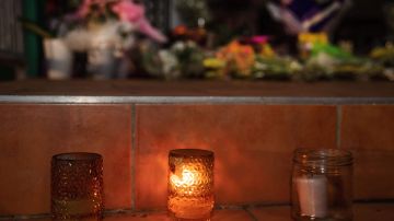 Flores y velas rinden homenaje a las víctimas de la masacre.