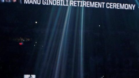 El argentino Manu Ginobili durante su homenaje por parte de los San Antonio Spurs.