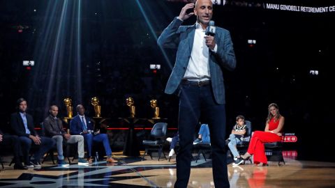 El argentino Manu Ginobili durante su homenaje por parte de los San Antonio Spurs.