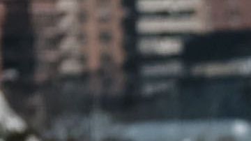 Un hombre disfruta de mejor temperatura en Coney Island, Nueva York.
