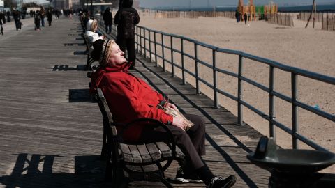 Un hombre disfruta de mejor temperatura en Coney Island, Nueva York.