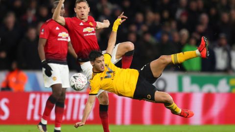 Raúl Jiménez colaboró en el triunfo 2-1 de Wolverhampton sobre Manchester United en la FA Cup