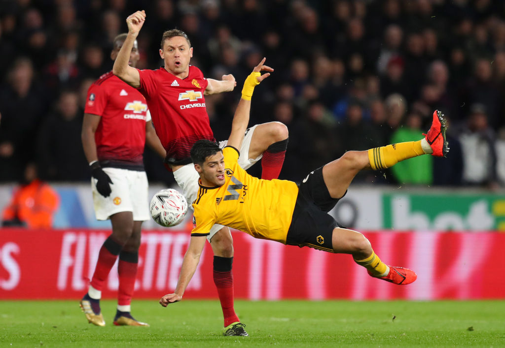 Raúl Jiménez hace histórico gol al Manchester United y se le rinden en