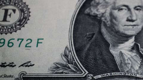 El dólar enfrenta un escenario mixto a nivel internacional.