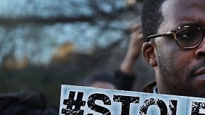 Un manifestante sostiene la foto de Stephon Clark. (Spencer Platt/Getty Images)