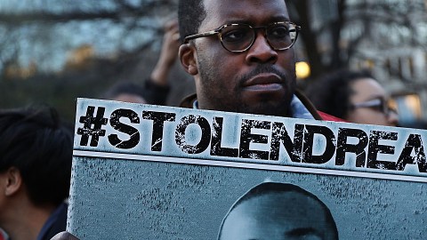 Un manifestante sostiene la foto de Stephon Clark. (Spencer Platt/Getty Images)