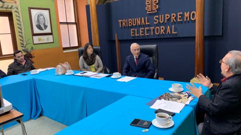 El magistrado delTribunal Supremo de Guatemala, Julio Solorzano estuvo en Los Ángeles para hablar del voto de los guatemaltecos desde el exterior en las próximas elecciones presidenciales. (Foto suministrada)