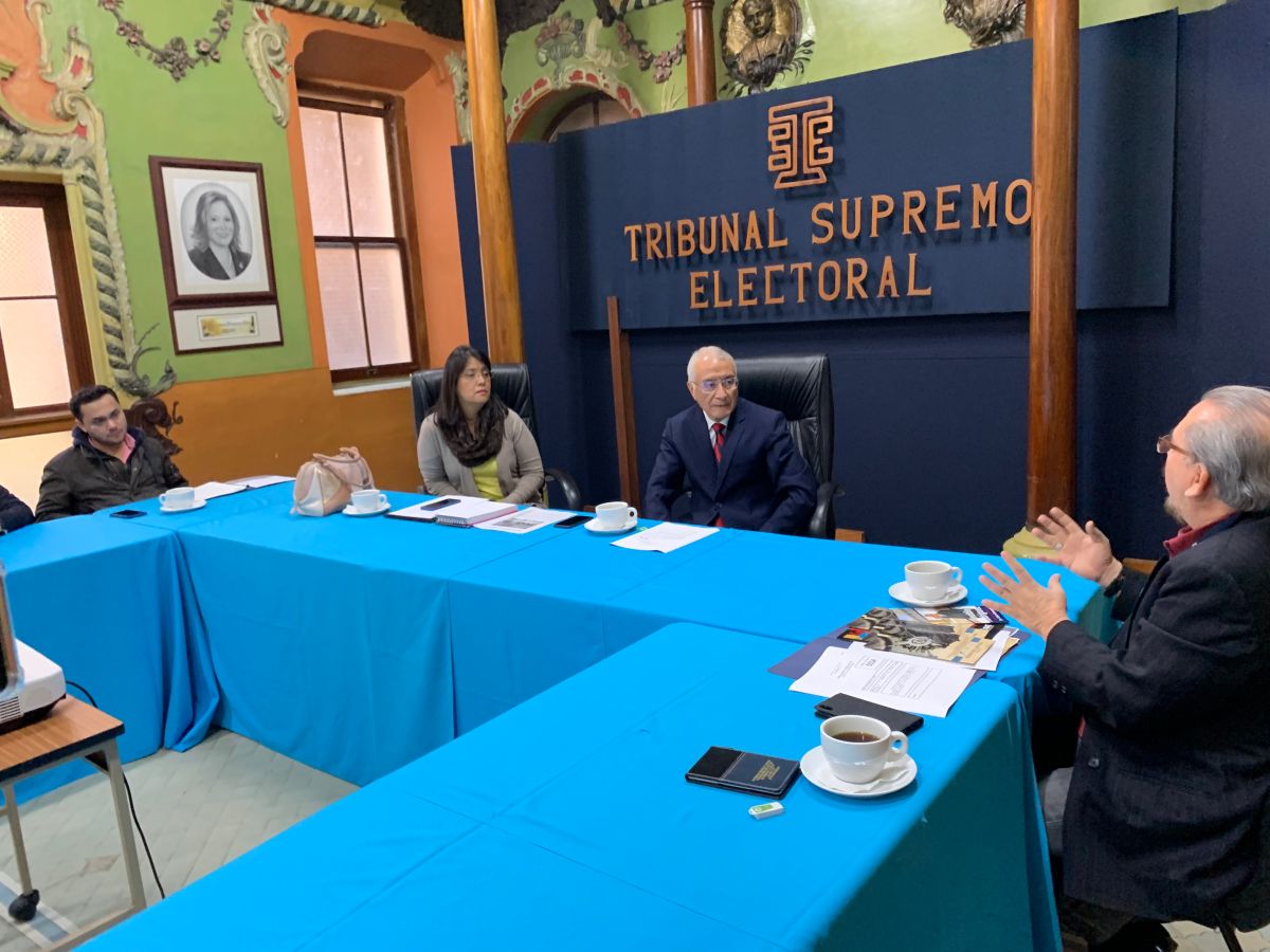El magistrado delTribunal Supremo de Guatemala, Julio Solorzano estuvo en Los Ángeles para hablar del voto de los guatemaltecos desde el exterior en las próximas elecciones presidenciales. (Foto suministrada)