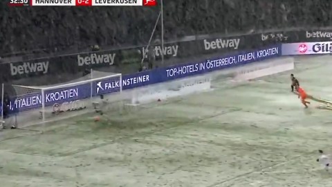 Así lució el campo en el estadio HDI Arena de Hannover este domingo.