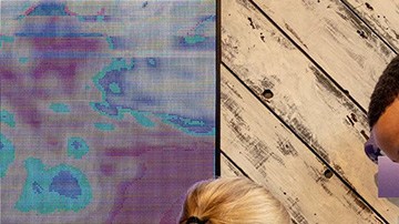 Steph Curry junto con la pequeña Riley que le pidió zapatos para niñas como los suyos.