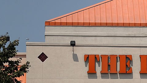 Las tiendas de Home Depot se mantienen abiertas, aunque con medidas de prevención del coronavirus.
