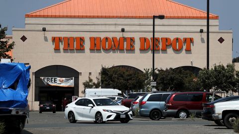 Las tiendas de Home Depot se mantienen abiertas, aunque con medidas de prevención del coronavirus.