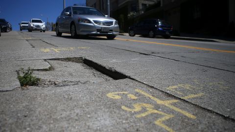 No es una labor sencilla el mantenimiento de más de más de 7,400 millas de vías que tiene el condado.