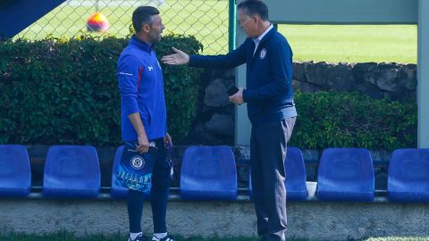 Pedro Caixinha, técnico del Cruz Azul y Ricxardo Peláez, presidente deportivo del equipo