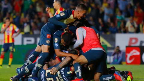 Los jugadores del América celebran el gol del empate