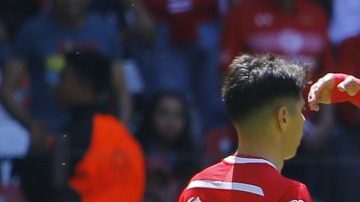 El festejo de Antonio Ríos con los Diablos Rojos del Toluca que vencieron al Veracruz en el estadio Nemesio Diez.