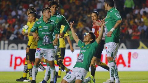 Ángel Mena festeja su doblete ante Morelia. León es líder en el fútbol mexicano.