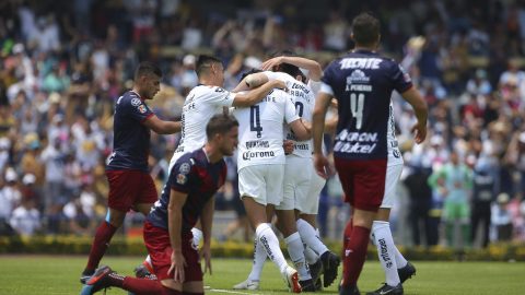 Jugadores de Pumas festejan mientras los de Chivas se lamentan en la cancha de CU.