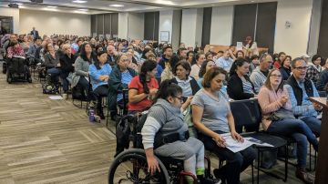 Cientos de personas llegaron a un taller para conocer cómo funciona el programa CalABLE que permite ahorrar dinero a las personas con discapacidades. (Jacqueline García / La Opinión)