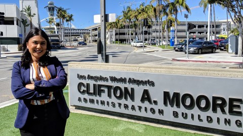 Iridian Carranza, de 23 años, obtuvo su trabajo en el aeropuerto LAX después de participar en una pasanatía. (Jacqueline García)