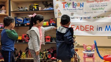 Estudiantes de pre-kínder y kínder de la escuela Telfair Elementary en Pacoima ya pueden 'rentar' juguetes. (Jacqueline García)