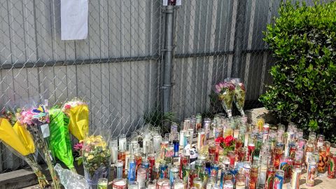 Altar afuera del negocio donde se encontró el cuerpo de Samantha Bustos, de 15 años. (Jacqueline García)