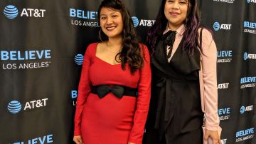 Ashley Adame (izq.) y Jessica Flores reconocen que su éxito educacional ha sido en parte por el apoyo de programas de la iniciativa Promesa Boyle Heights. (Jacqueline García)