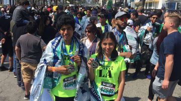 María y David participaron en el maratón gracias a un programa de su escuela.  (Jorge Morales / La Opinión)