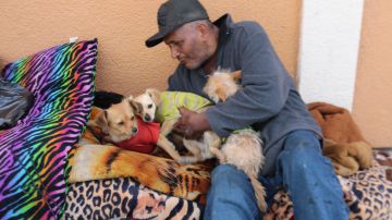Charles Segura pernocta junto a sus tres mascotas en el Este de Los Ángeles. / fotos: Jorge Luis Macías.