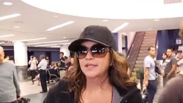 Jenni Rivera fue abordada por el reportero en el aeropuerto de Los Angeles.