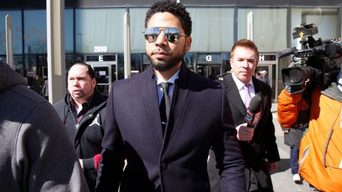 Jussie Smollett a la salida de la corte en Chicago.