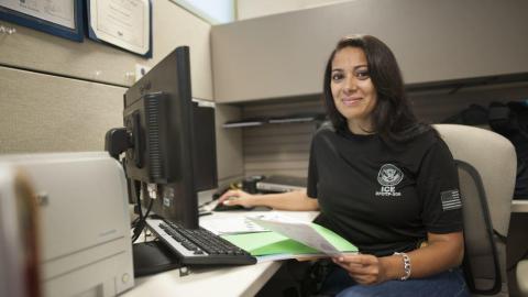 Cada día, al llegar a su oficicina, la oficial Justiciano revisa las cárceles en busca de presuntos indocumentados.