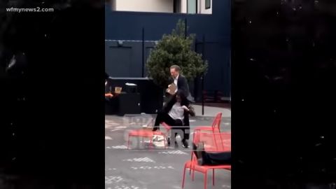 Larry Baer fue captado golpeando a su esposa en una plaza pública