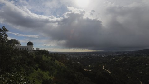 Los Ángeles ha sido escenario de paisajes impactantes durante un sistema de tormentas de invierno inusualmente frío, como se ve desde cerca del Observatorio Griffith.