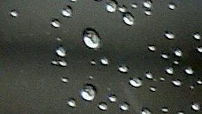 El agua de lluvia cae con partículas microscópicas de plástico.