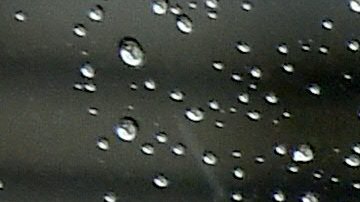 El agua de lluvia cae con partículas microscópicas de plástico.