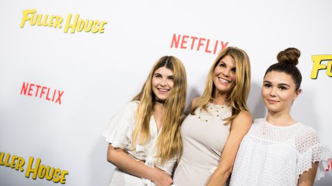 El Departamento de Justicia acusó a Loughlin junto a su marido, el diseñador de moda Mossimo Giannulli, de pagar 500.000 dólares para que sus dos hijas accedieran a la Universidad del Sur de California.
