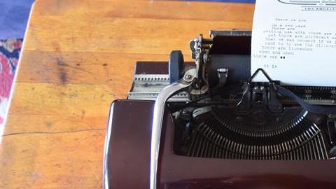 Vista de una máquina de escribir antigua de la marca Corona desplegada el pasado 23 de febrero en el taller de International Office Machines en San Gabriel, California.