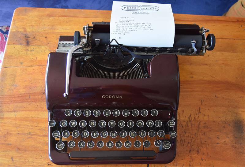 Vista de una máquina de escribir antigua de la marca Corona desplegada el pasado 23 de febrero en el taller de International Office Machines en San Gabriel, California.