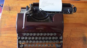 Vista de una máquina de escribir antigua de la marca Corona desplegada el pasado 23 de febrero en el taller de International Office Machines en San Gabriel, California.