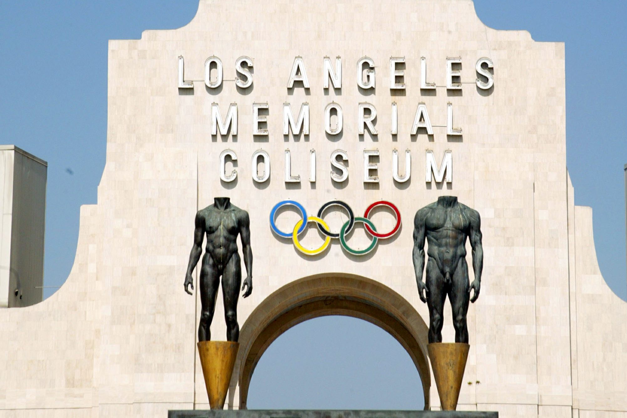 Controversia por posible cambio de nombre al Coliseo de la Memoria de Los Ángeles La Opinión