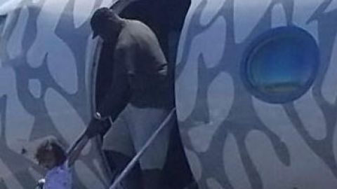 El exjugador de la NBA Michael Jordan bajando de su jet privado en República Dominicana.