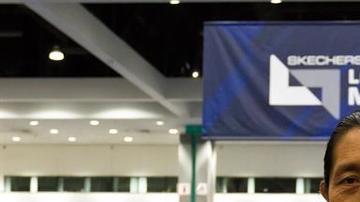 María del Carmen Tun Cho posa con su peto el 23 de marzo de 2019 durante el evento de acreditación para la Maratón de Los Ángeles.  Agencia EFE